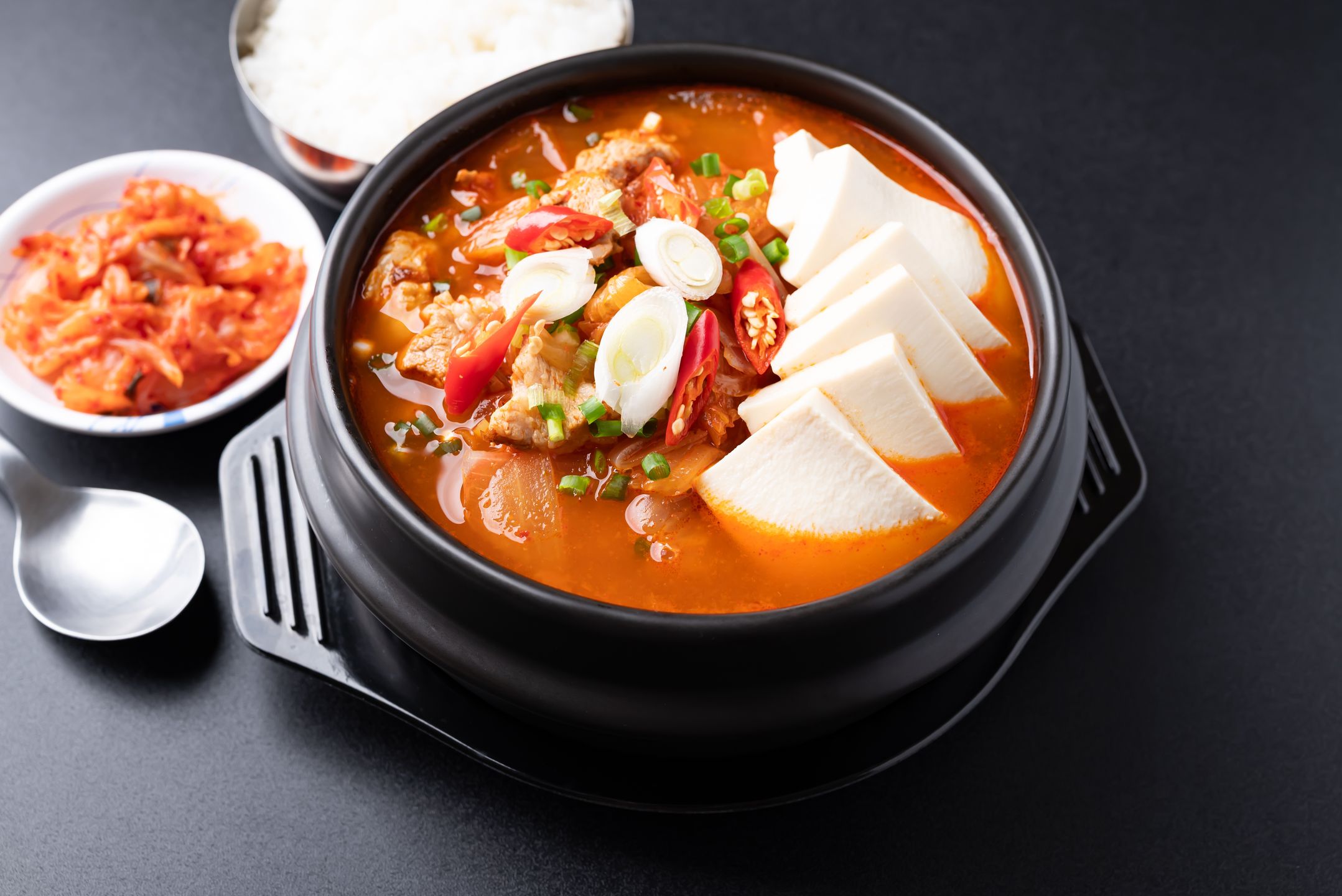 Z kimchi przygotujesz smaczną zupę kimchi jjigae