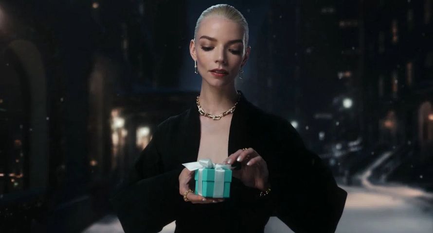 Tiffany & Co. startuje ze świąteczną kampanią „Love is a gift”. W roli głównej Anya Taylor-Joy