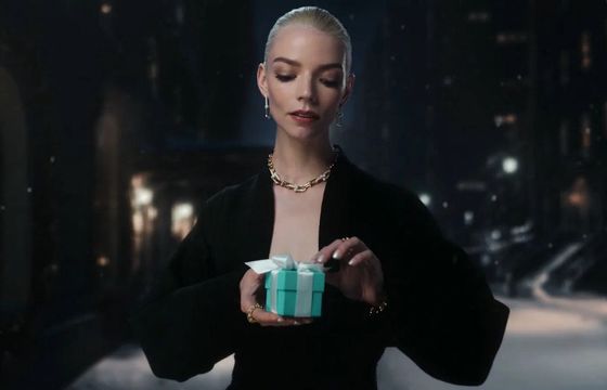 Tiffany & Co. startuje ze świąteczną kampanią „Love is a gift”. W roli głównej Anya Taylor-Joy