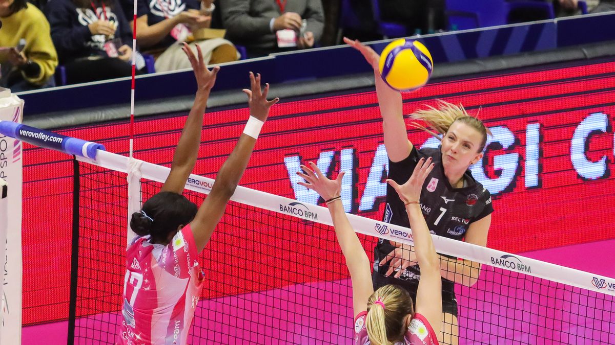 Materiały prasowe / legavolleyfemminile.it / Na zdjęciu: atakuje Monika Gałkowska