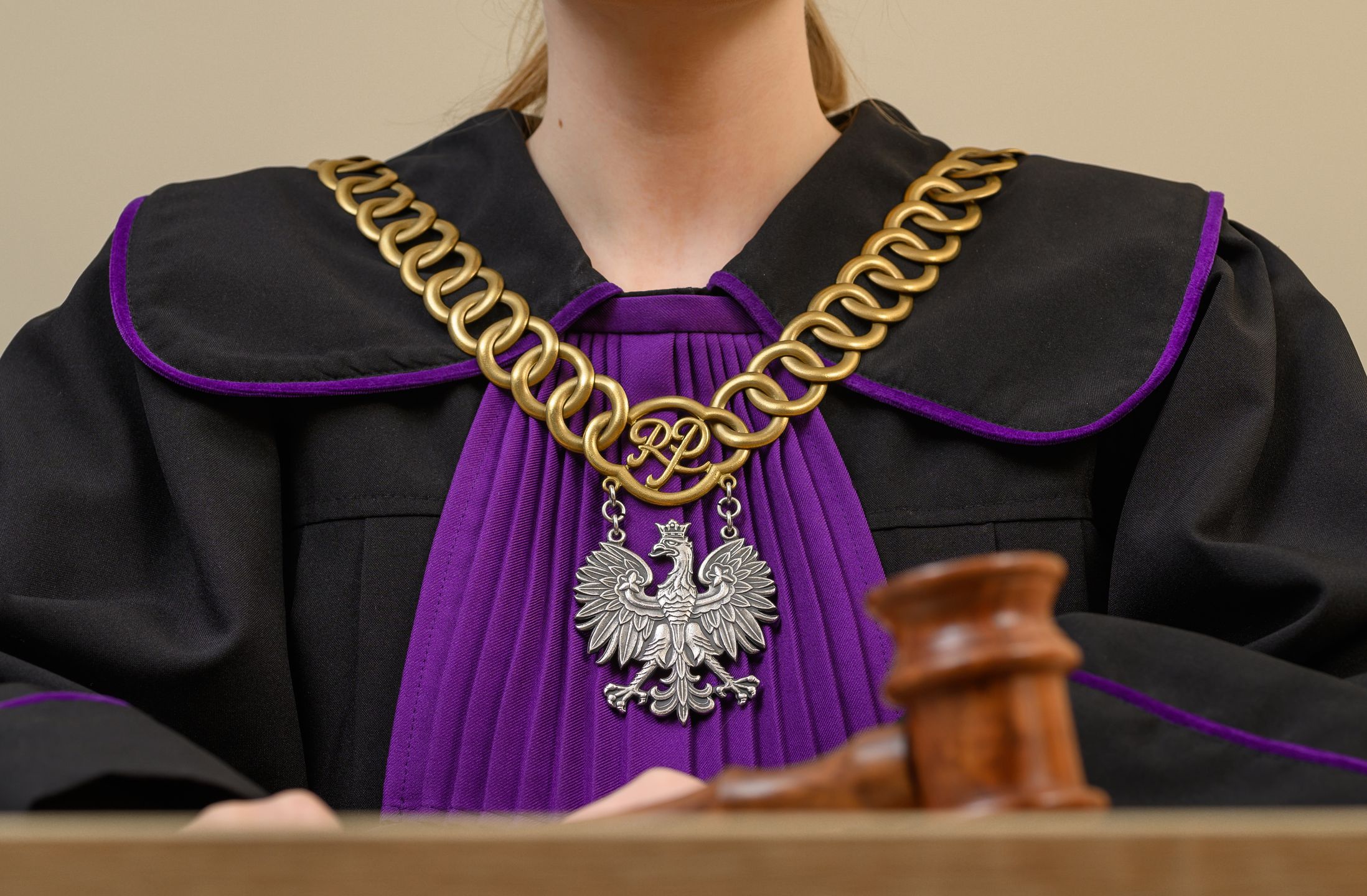 Pawel Kacperek
wyrok, prawo, toga, szata, polska, rzeczpospolita, polski, skazanie, apelacja, kodeks, sala rozpraw, prawo i administracja, polski sad, kobieta, rp, pl, powaga, fioletowa toga, żabot, konstytucja, krs, prawomocny, kara, uniewinnienie, ulaskawienie