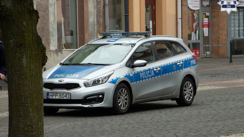 Dwaj mężczyźni napadli na mieszkańca, grożąc mu i zabierając pie