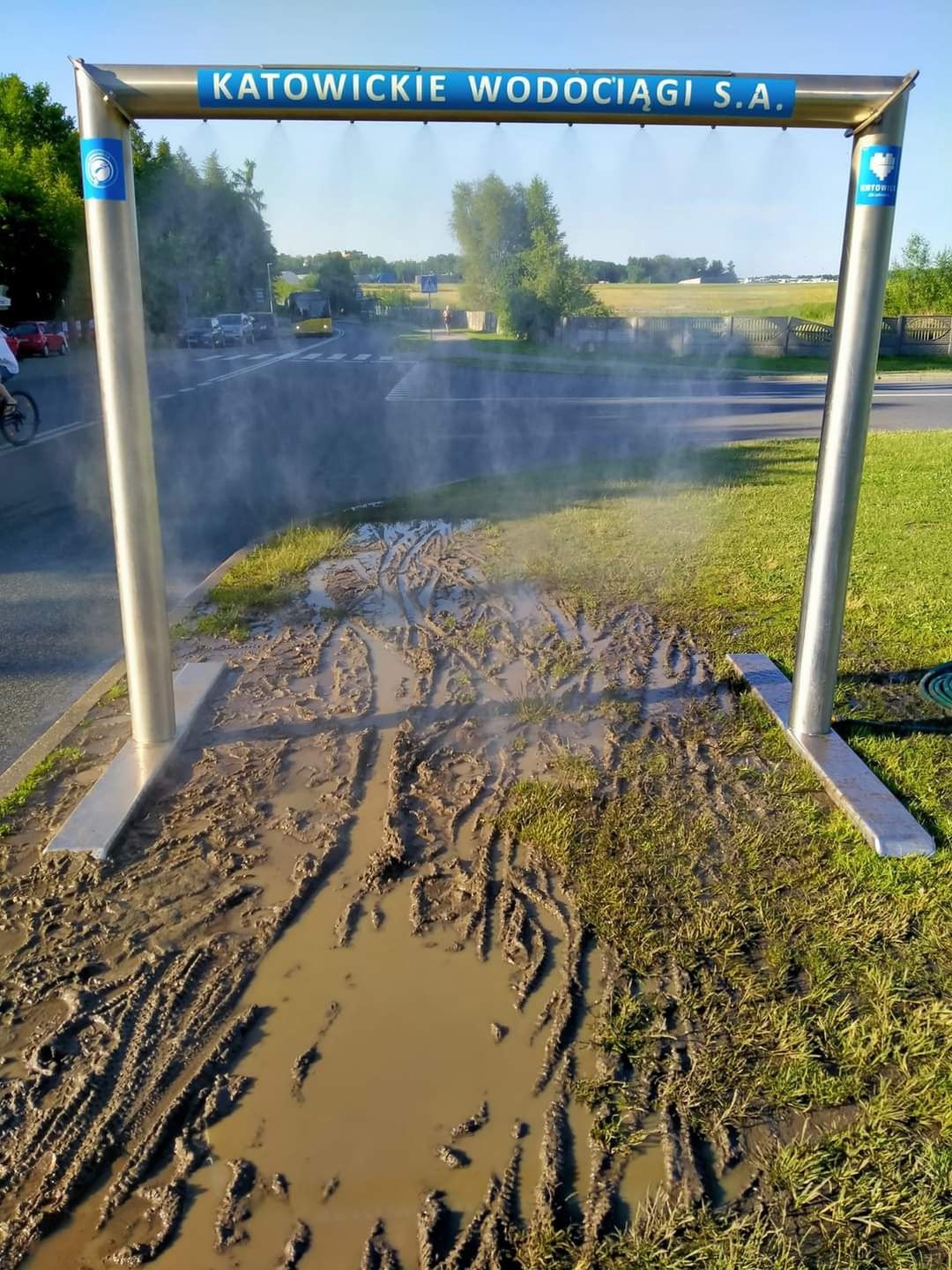 Kurtyna wodna a pod nią bagno