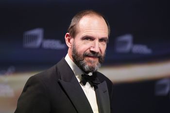 Ralph Fiennes o papieżu Leonie: "Uwielbiam to, że stawia się Trumpowi"