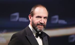Ralph Fiennes o papieżu Leonie: "Uwielbiam to, że stawia się Trumpowi"