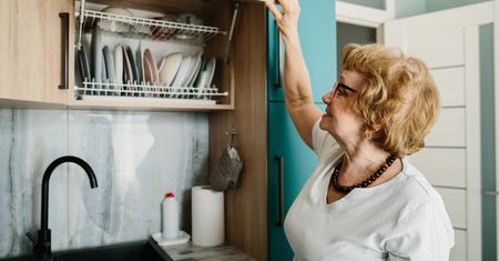 Senior chowa rzeczy w nietypowych miejscach? To nie musi być roztargnienie