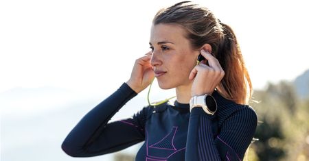 Najlepsze słuchawki sportowe - TOP 10 modeli do biegania, na siłownię i na rower