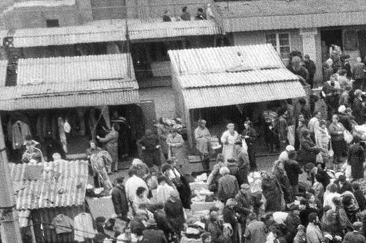 Skok komunistów na kasę obywateli. 28 października 1950 roku był czarnym dniem dla finansów Polaków - każdy chciał wymienić niewiele warte pieniądze na coś materialnego