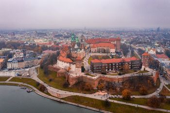 Pogoda w Krakowie. Prognoza na sobotę, 17 maja 2025. Rześko, z przelotnym deszczem i lekkim wiatrem