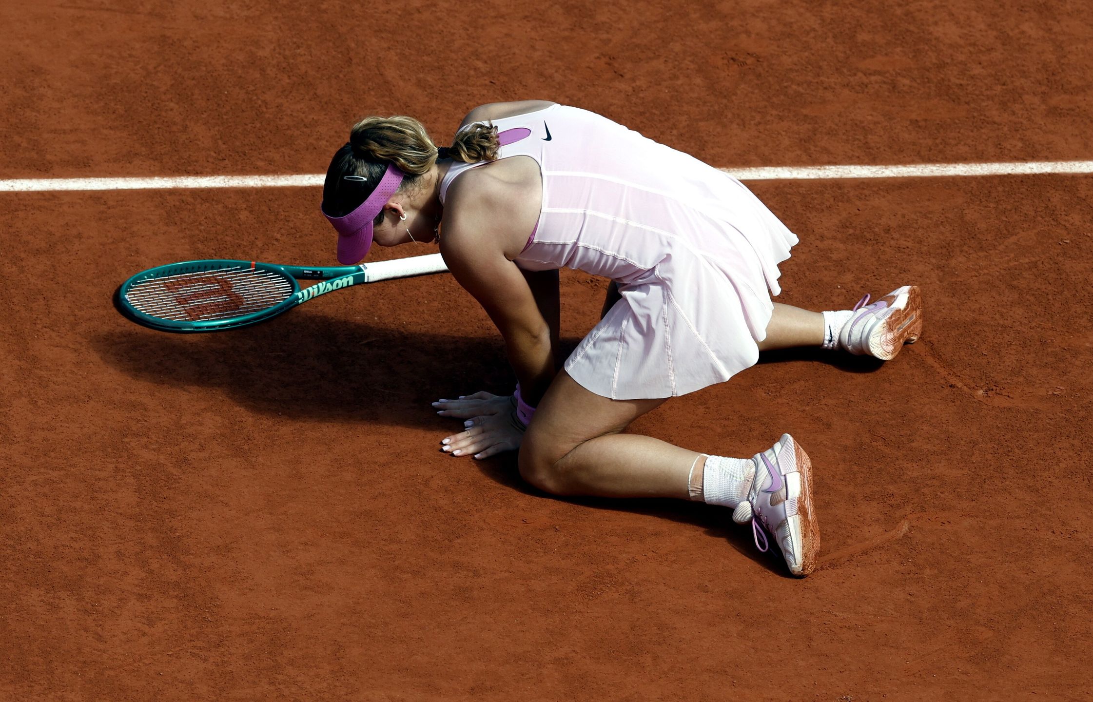 Mirra Andreeva of Russia celebrates after winning her Women's final match against Maja Chwalinska of Poland at the French Open Grand Slam tennis tournament at Roland Garros in Paris, France, 06 June 2026. EPA/YOAN VALAT Dostawca: PAP/EPA.