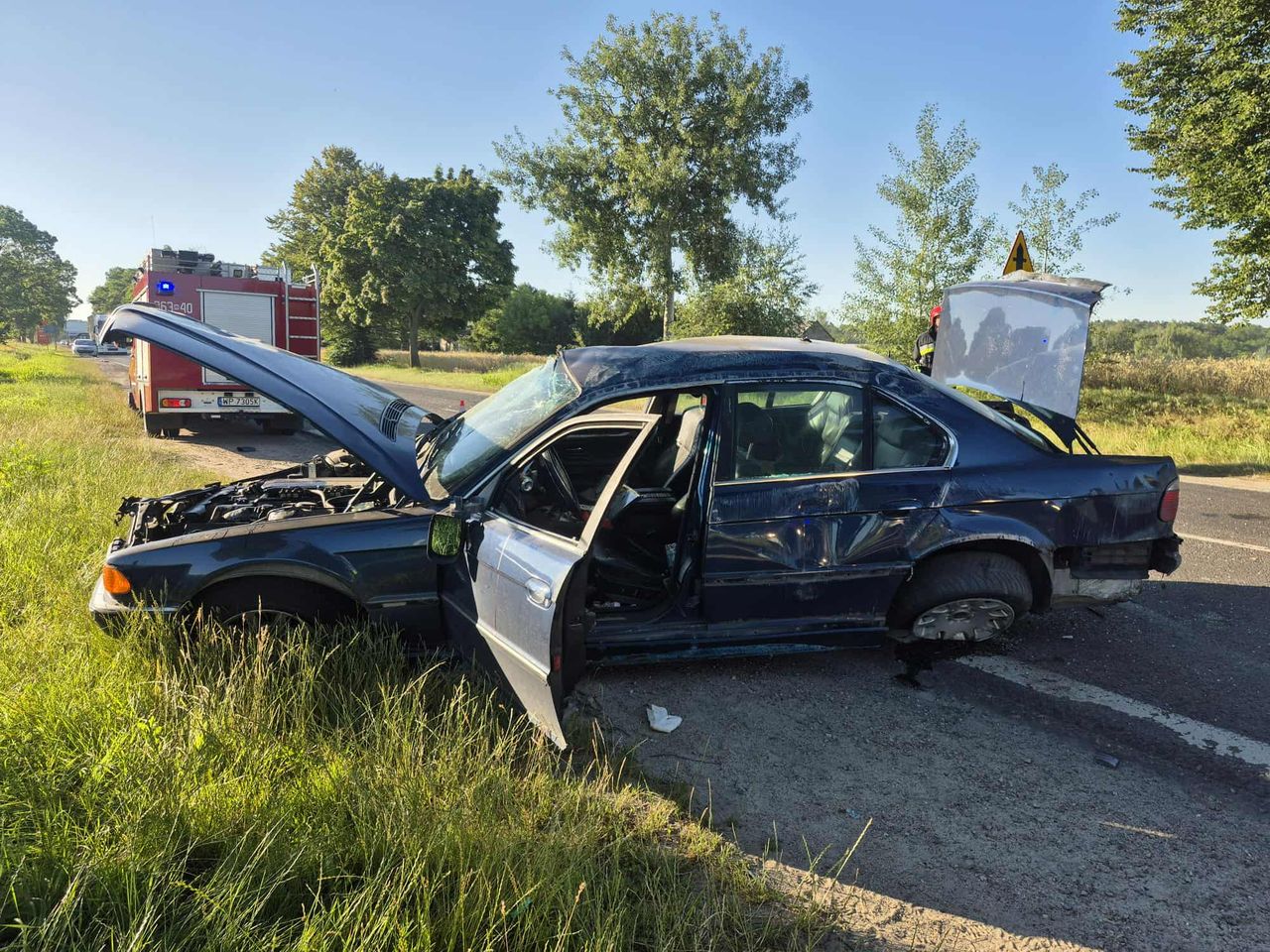 Kierowca BMW wyprzedzał kilka pojazdów na raz. Trafił do szpitala!