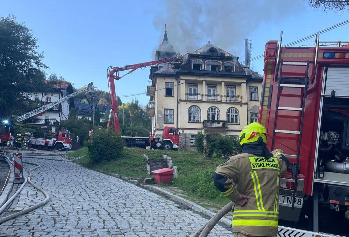 Pożar w dawnym sanatorium. W akcji 100 strażaków