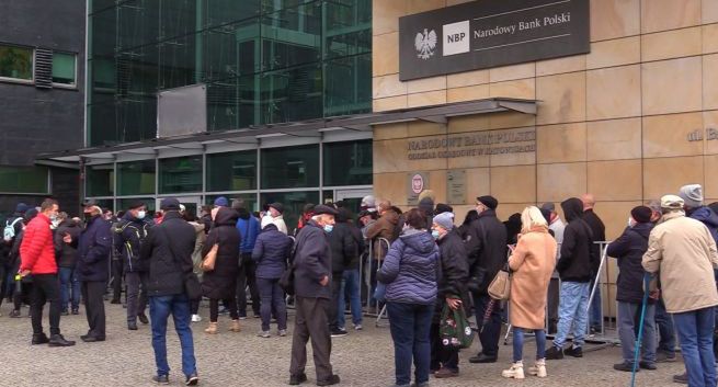 W całym kraju kolejki po banknot z Kaczyńskim
