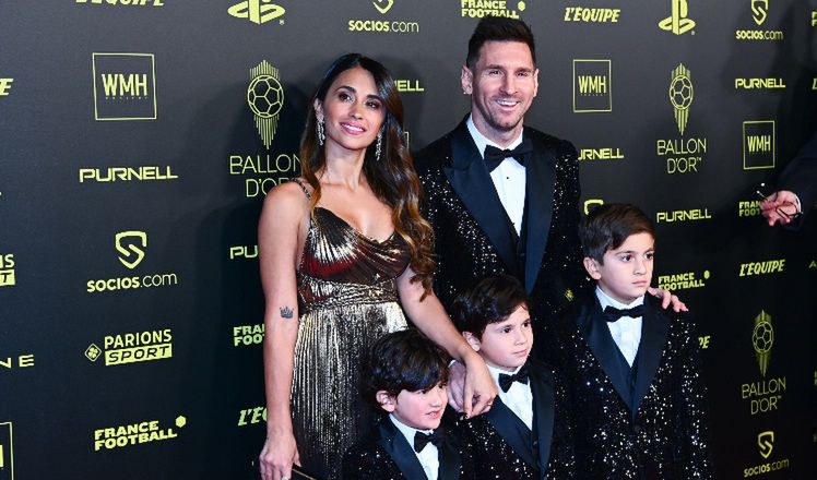 Lionel Messi z rodziną na czerwonym dywanie