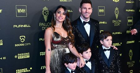 Złota Piłka 2021. Lionel Messi chwali się żoną i trójką synów na ściance