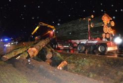 Tragiczne wypadki w Wielkopolsce. Koło Rawicza z naczepy tira spadły drewniane kłody, przygniatając jadące z tyłu auto