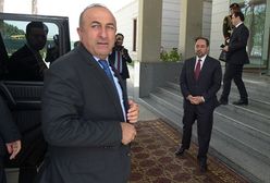 Szef MSZ Turcji Mevlut Cavusoglu krytykuje komisarza UE Johannesa Hahna za uwagi o próbie przewrotu