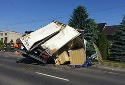 Ciężarówka ścięła przystanek autobusowy i dwie posesje - poważny wypadek w Nowym Brzesku