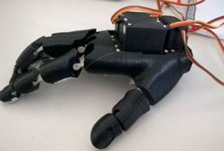 Młodzi konstruktorzy stworzyli sztuczną dłoń. Atutem jest cena i łatwość obsługi