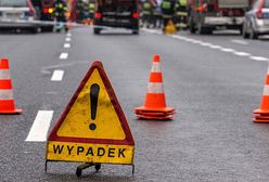 Samochód wpadł pod pociąg. Trwa akcja ratunkowa