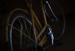 Przy drodze w Mirkowicach pod Wągrowcem znaleziono ciało rowerzysty. Policja zatrzymała myśliwego