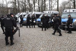 Policjanci z gazem pod Sejmem. Mucha: łzawiącym? Ziemkiewicz: rozweselającym