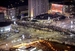 Manifestacje KOD w 35. rocznicę stanu wojennego w całym kraju. Organizatorzy: było nas 30 tys. Policja: 5 tys. na marszu KOD, 2 tys. - na marszu PiS