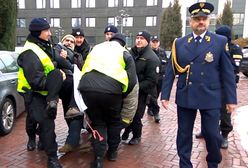 Dziennikarz wyprowadzony z terenu Sejmu; "Strażnik zerwał mi przepustkę"