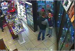 Lublin: odwrócili uwagę ekspedientki i ukradli utarg perfumerii. Policja prosi o pomoc