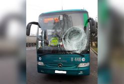 Bryła lodu spadła z ciężarówki na szybę autobusu. Ranny 25-letni kierowca