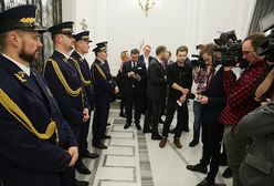 Media narodowe dostają rykoszetem od marszałka Sejmu. "Pod drzwiami cały czas stał strażnik, który nas pilnował"