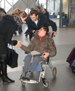 Niepełnosprawni przybijali "piątki" z podróżnymi na poznańskim dworcu