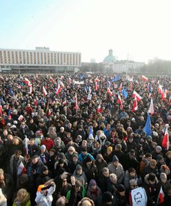 12 manifestacji przed Pałacem Prezydenckim. Apel szefa MSWiA