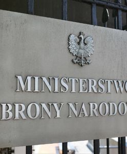 Trzej oferenci śmigłowców rozmawiają z MON