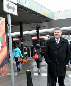 Dzięki władzom Poznania przed poznańskim dworcem można zatrzymać auto i się całować