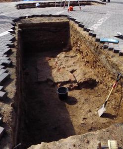 Fundamenty wieży z XV wieku odkryto na placu Kolegiackim w Poznaniu