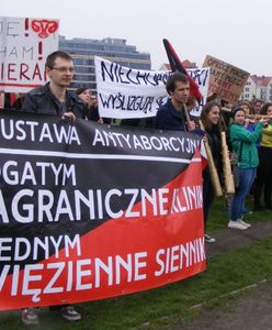 Protest przeciwko zakazowi aborcji w tle procesji z okazji 1050-lecia Chrztu Polski