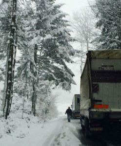 W całej Polsce spadł śnieg. Fatalne warunki na drogach. IMGW ostrzega przed zawiejami