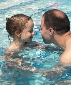 Ojciec z małą córką - seria trudności do pokonania w przestrzeni publicznej