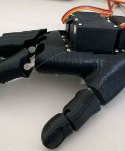 Młodzi konstruktorzy stworzyli sztuczną dłoń. Atutem jest cena i łatwość obsługi