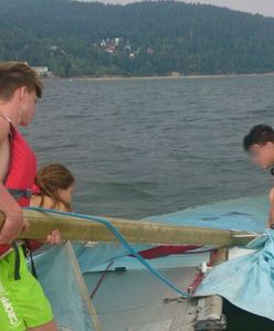 Motorowodniacy uratowali 20-latka na jeziorze żywieckim. "Silny wiatr złamał maszt w katamaranie"