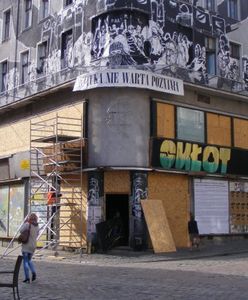Anarchiści opuścili skłot przy poznańskim Starym Rynku - robotnicy już sprzątają budynek