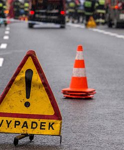 Samochód wpadł pod pociąg. Trwa akcja ratunkowa