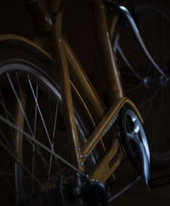 Przy drodze w Mirkowicach pod Wągrowcem znaleziono ciało rowerzysty. Policja zatrzymała myśliwego