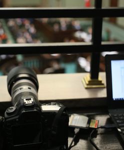 Ograniczenia dla dziennikarzy w Sejmie nie dla mediów narodowych? Protest przed Sejmem. Żakowski dla WP: ograniczają dostęp do informacji, limity jak w PRL