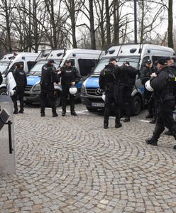 Policjanci z gazem pod Sejmem. Mucha: łzawiącym? Ziemkiewicz: rozweselającym