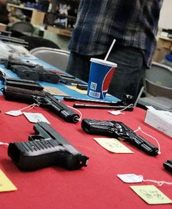 Ohio: 2-letnie dziecko policjanta postrzeliło się z broni ojca