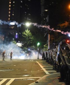 Policja w Charlotte: 9 rannych, 44 zatrzymanych po zamieszkach związanych z zastrzeleniem czarnoskórego Keitha Lamonta Scotta