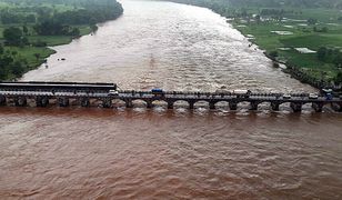 W Indiach zawalił się most. Znaleziono ciała kolejnych 14 osób