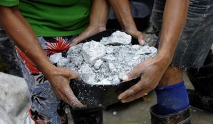 Praca dzieci na Filipinach - wydobywają złoto nawet z podwodnych szybów